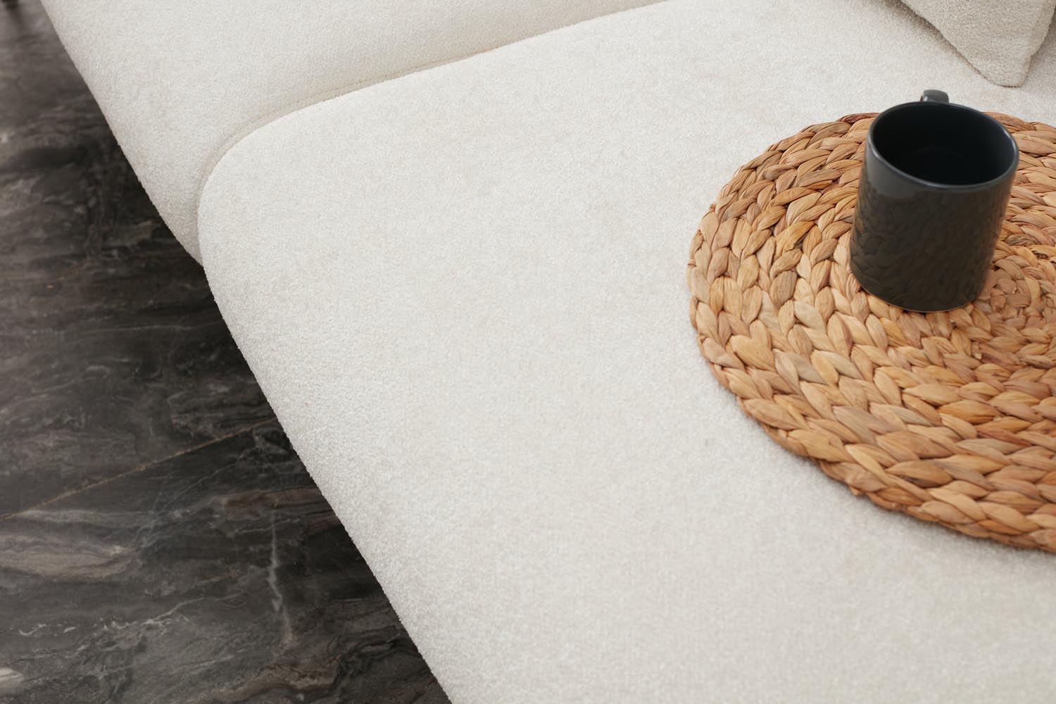 Simena Right - Cream in Creme
 Gold präsentiert im Onlineshop von KAQTU Design AG. Bettsofa ist von Atelier Del Sofa