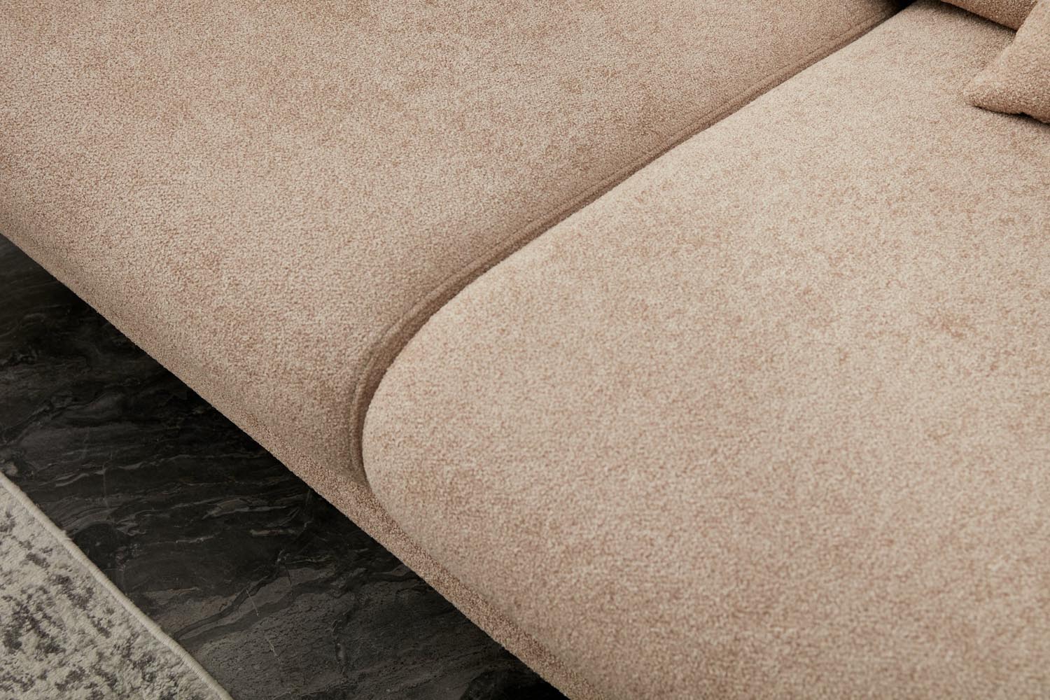 Simena - Beige in Beige Gold präsentiert im Onlineshop von KAQTU Design AG. Bettsofa ist von Atelier Del Sofa