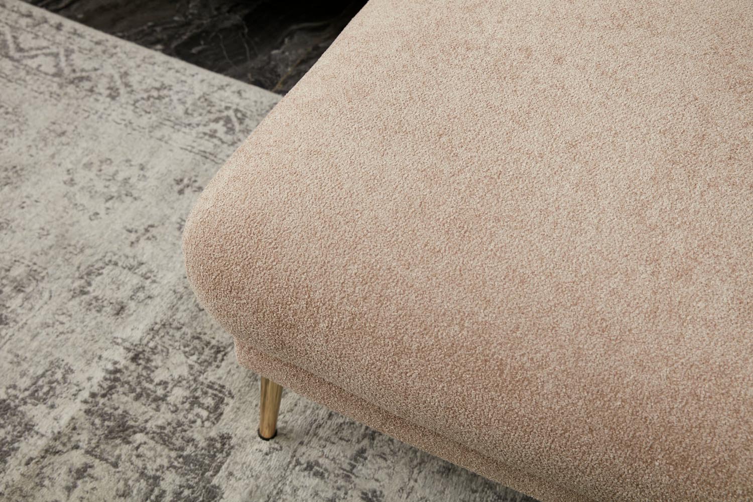 Simena - Beige in Beige Gold präsentiert im Onlineshop von KAQTU Design AG. Bettsofa ist von Atelier Del Sofa