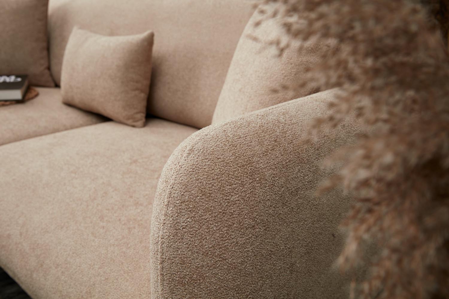 Simena - Beige in Beige Gold präsentiert im Onlineshop von KAQTU Design AG. Bettsofa ist von Atelier Del Sofa