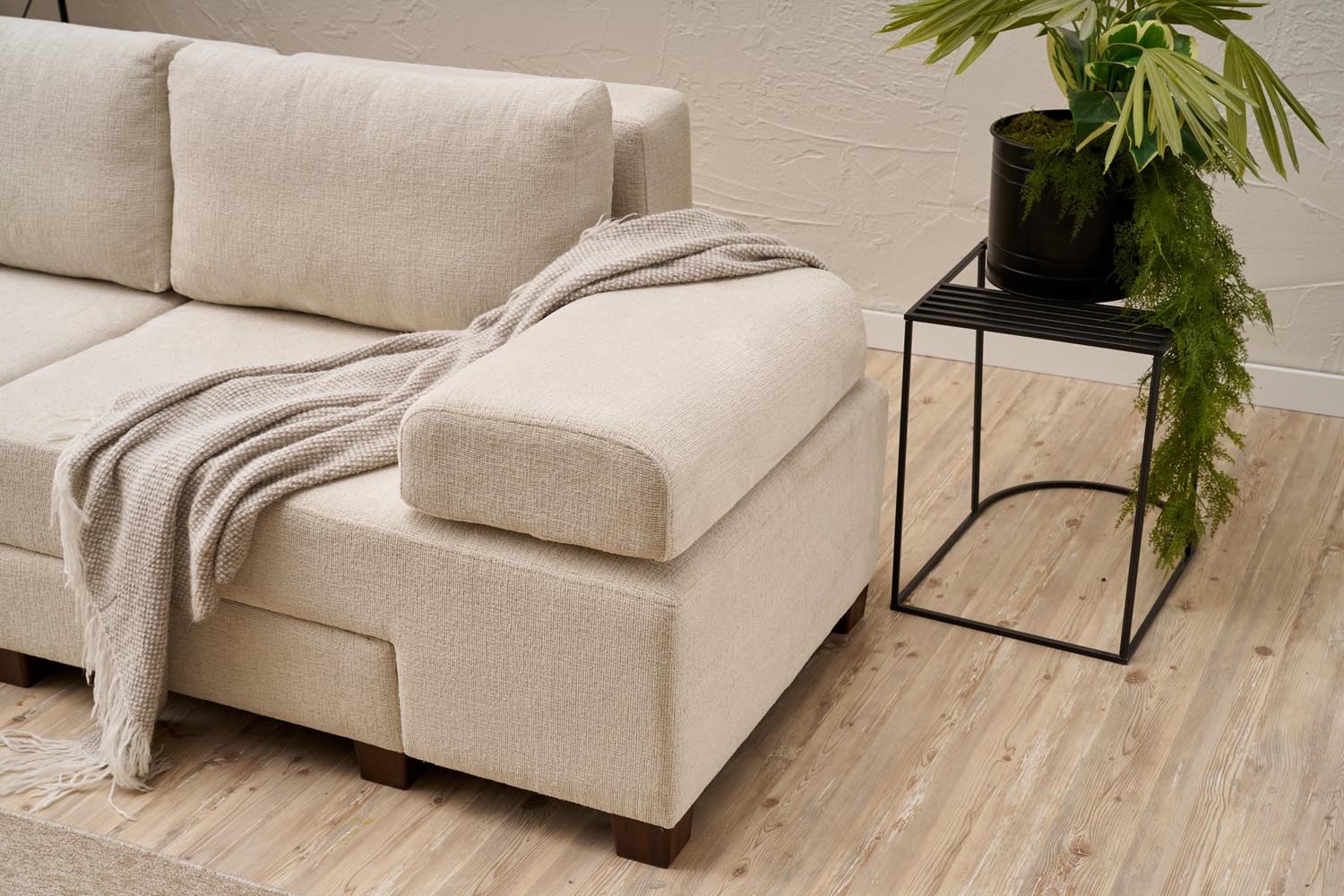 Perenna Chenille - Cream in Sahne präsentiert im Onlineshop von KAQTU Design AG. Bettsofa ist von Atelier Del Sofa