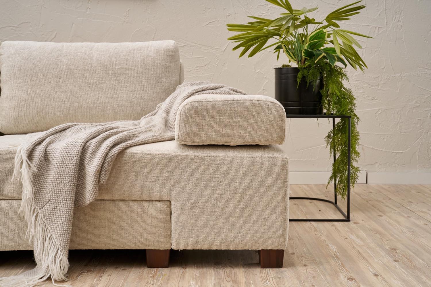 Perenna Chenille - Cream in Sahne präsentiert im Onlineshop von KAQTU Design AG. Bettsofa ist von Atelier Del Sofa
