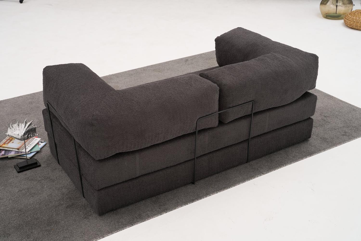 Comfort - Anthracite v2 in Anthrazit präsentiert im Onlineshop von KAQTU Design AG. 3er Sofa ist von Atelier Del Sofa