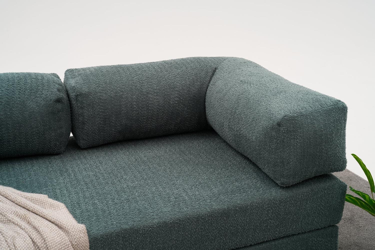 Comfort - Green in Grün präsentiert im Onlineshop von KAQTU Design AG. 3er Sofa ist von Atelier Del Sofa