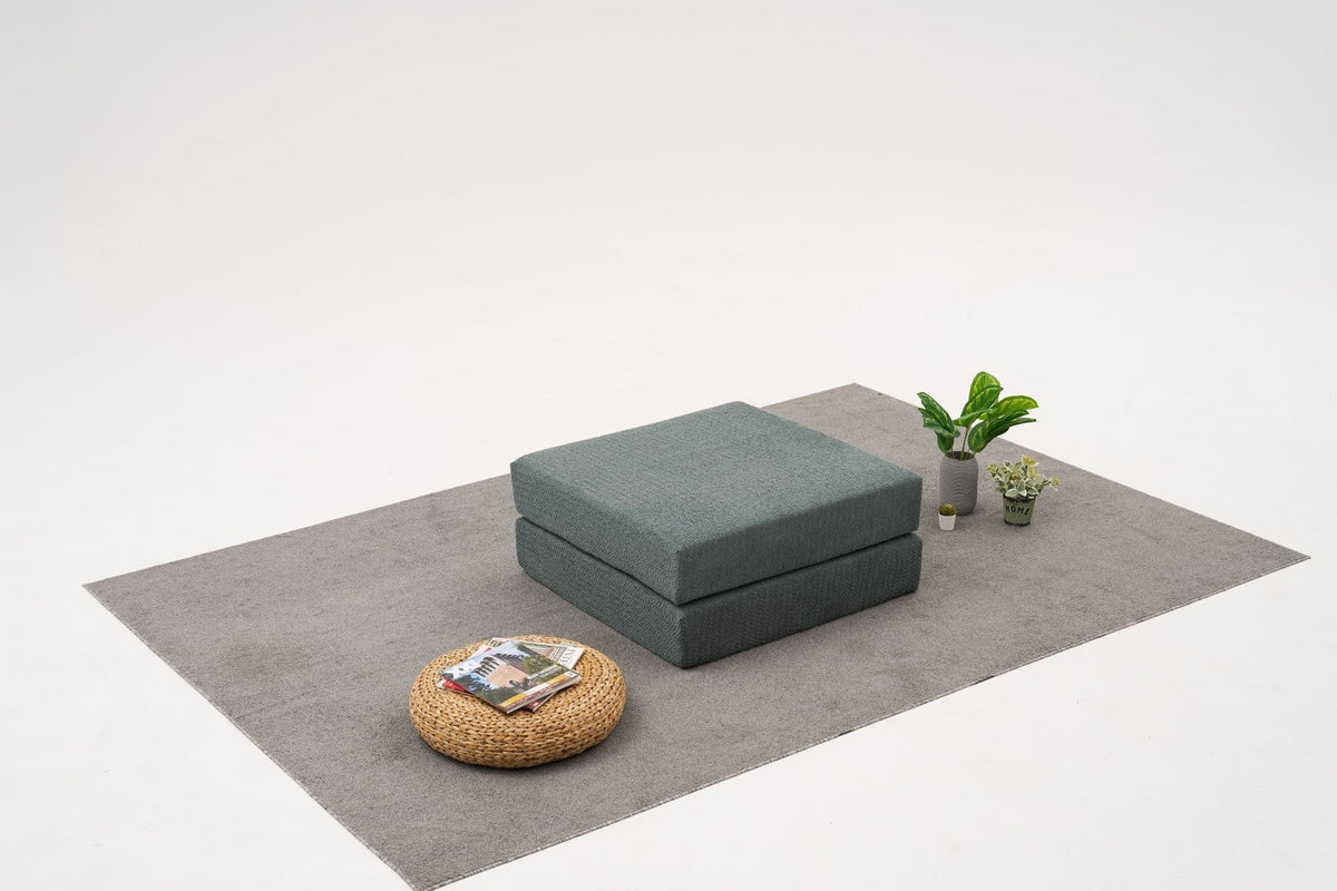 Comfort Pouf von Atelier Del Sofa in Grün aus 100% Chenille-Stoff, quadratische Form, Masse 95x95x43 cm, mit Weichschaum-Sitzfläche.