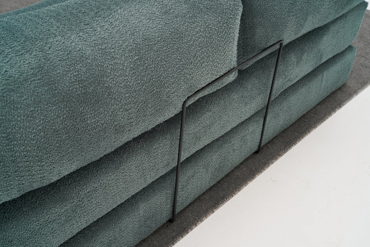 Grünes Ecksofa Comfort von Atelier Del Sofa mit Chenille-Bezug, L-Form, sichtbare Polsterung und Sitzfläche aus Weichschaum.