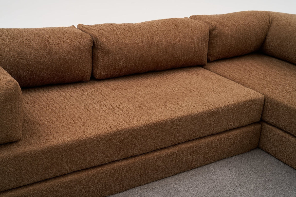 Comfort Ecksofa in Braun mit Chenille-Bezug, Eckform, erkennbare Polsterung und Sitzfläche, Produktfoto von Atelier Del Sofa.