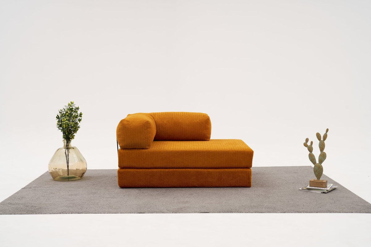 Oranges Ecksofa Comfort von Atelier Del Sofa mit Chenille-Bezug, L-Form und ausklappbarer Liegefläche, fotografiert in Studioumgebung.