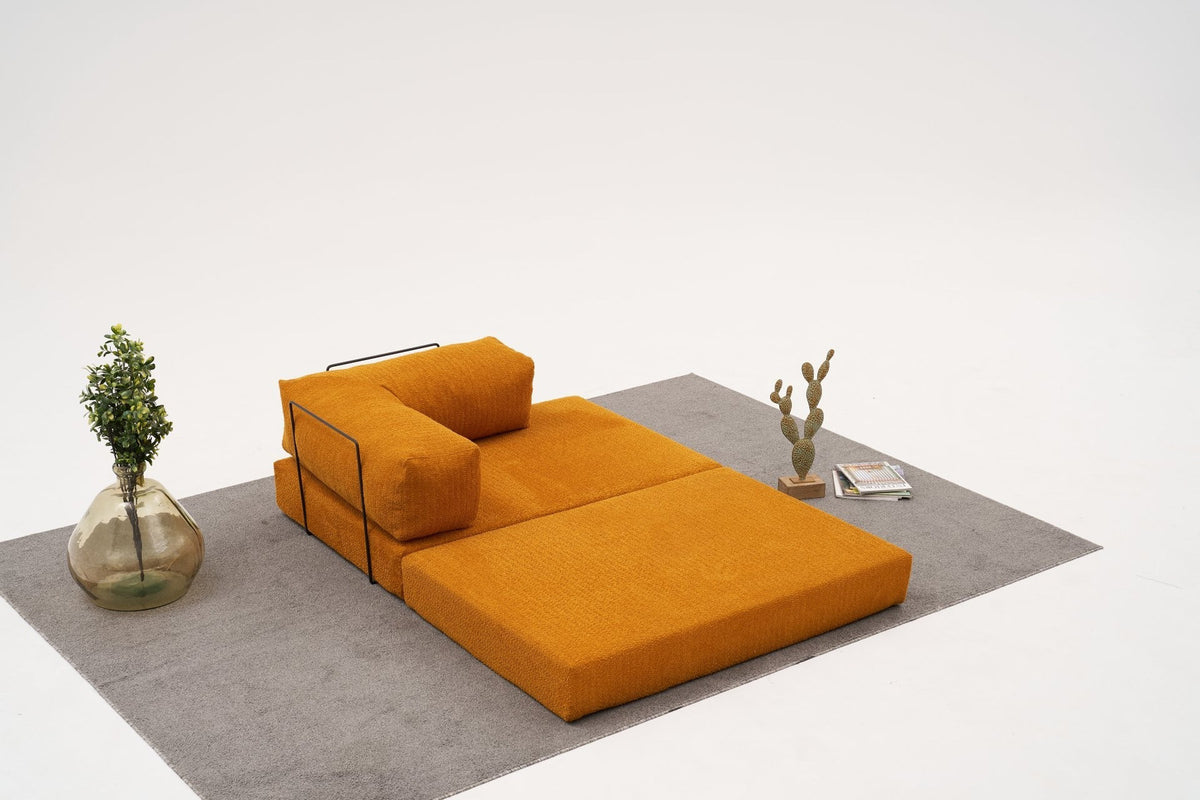 Oranges Ecksofa Comfort von Atelier Del Sofa mit Chenille-Bezug, L-Form und ausklappbarer Liegefläche, fotografiert in Studioumgebung.