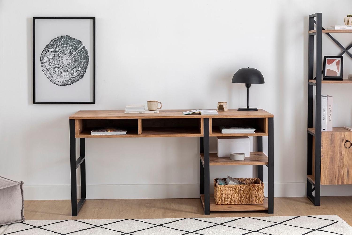 Emro in Walnuss Schwarz präsentiert im Onlineshop von KAQTU Design AG. Schreibtisch ist von Hanah Home
