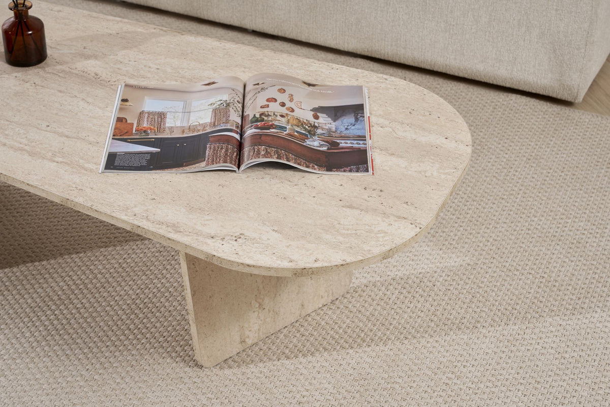 Ovaler Couchtisch aus melaminbeschichteter Spanplatte in Travertin-Farbe, Masse 130 x 65 x 40 cm, Hersteller Nordure.