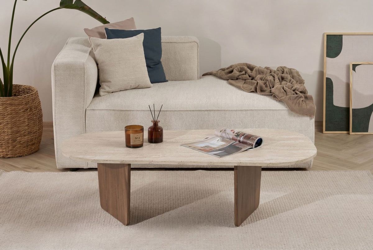 Ovaler Couchtisch aus melaminbeschichteter Spanplatte in Travertin-Optik mit Venezia-Nussbaum-Dekor, Masse 130x65x40cm.