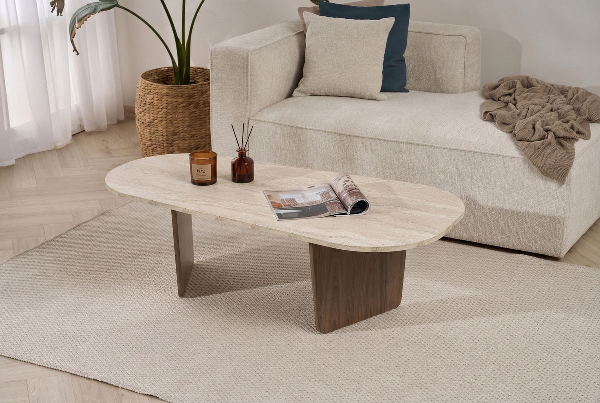 Ovaler Couchtisch aus melaminbeschichteter Spanplatte in Travertin-Optik mit Venezia-Nussbaum-Dekor, Masse 130x65x40cm.