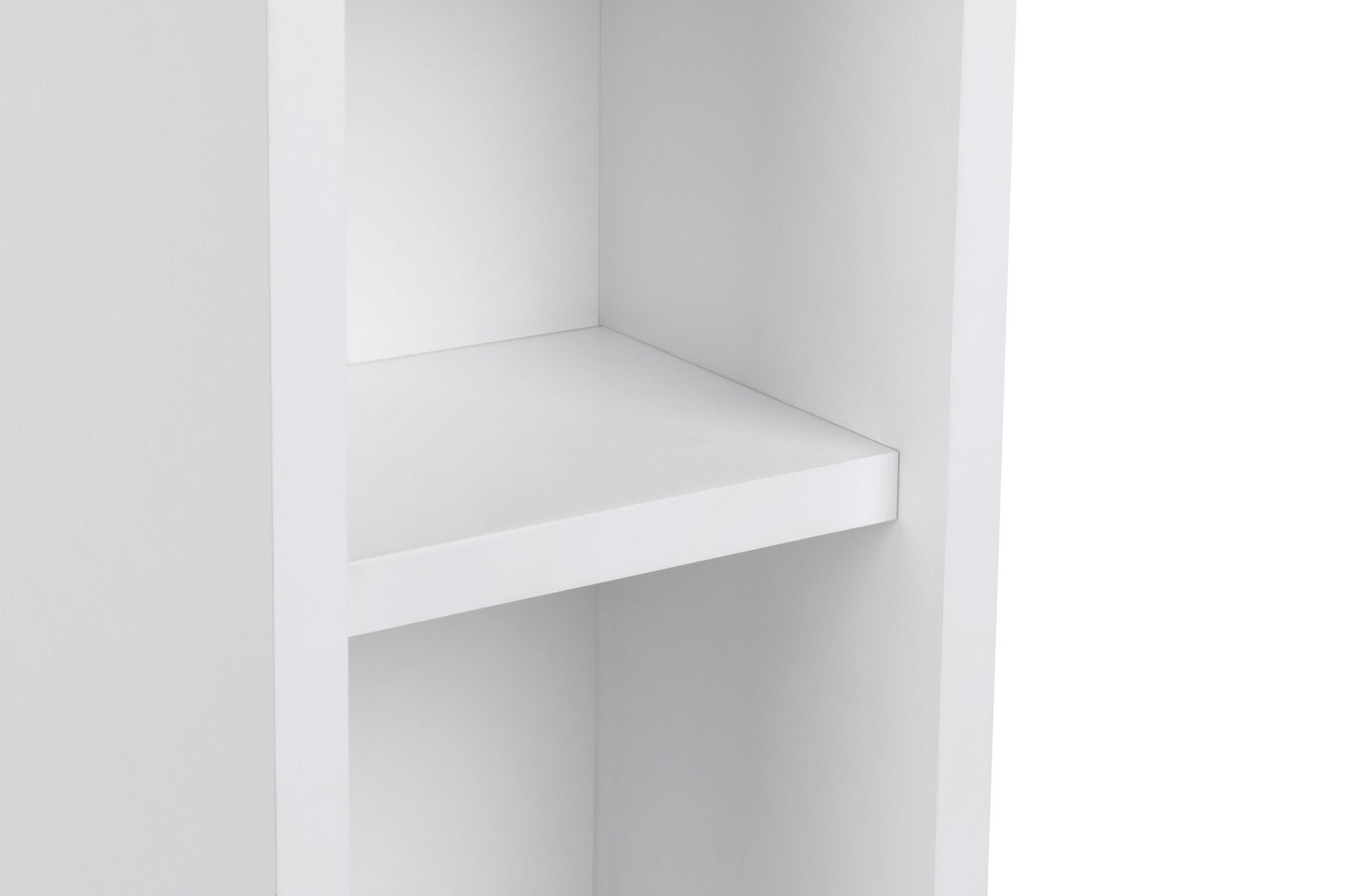 Turra - White in Weiss präsentiert im Onlineshop von KAQTU Design AG. Nachttisch ist von Hanah Home