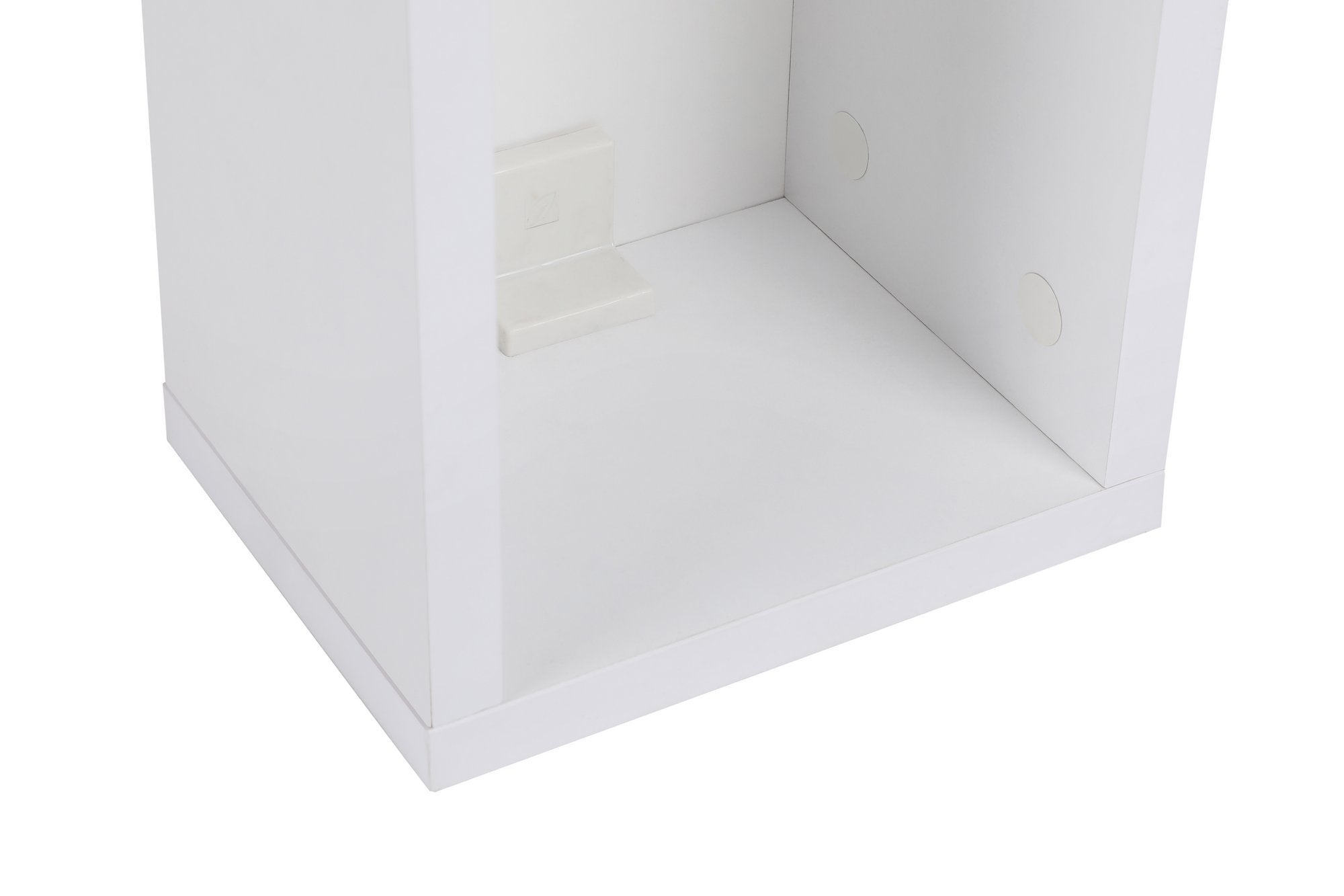 Turra - White in Weiss präsentiert im Onlineshop von KAQTU Design AG. Nachttisch ist von Hanah Home