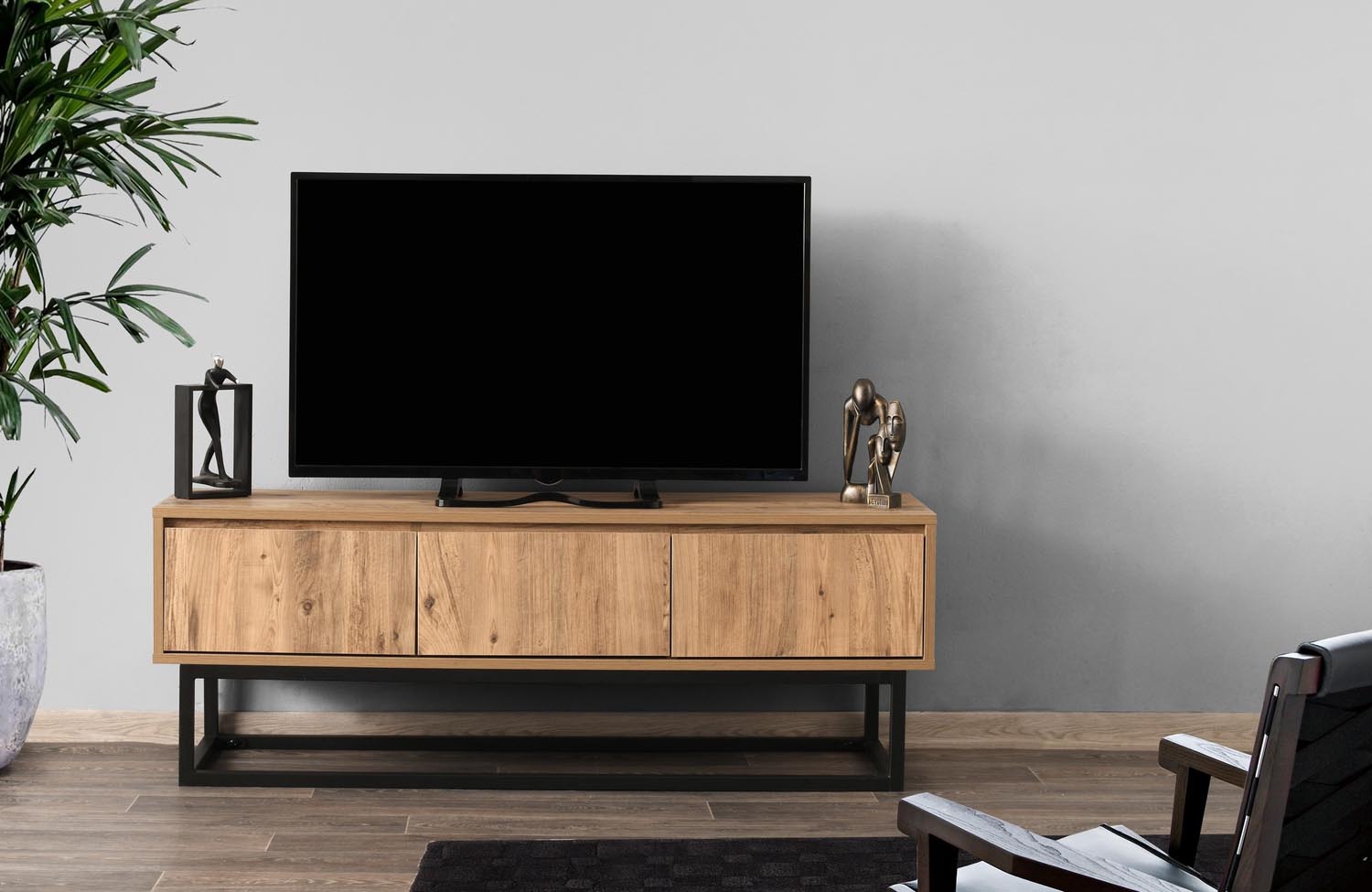 Tilsim 140 in Schwarzkiefer präsentiert im Onlineshop von KAQTU Design AG. Sideboard ist von Hanah Home