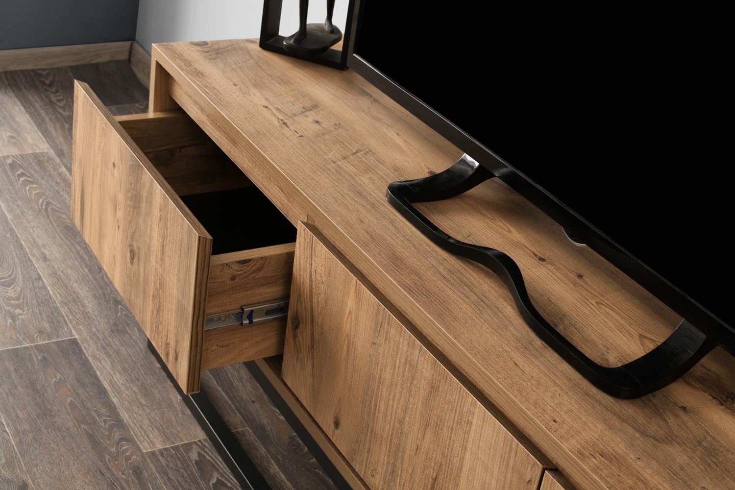 Tilsim 140 in Schwarzkiefer präsentiert im Onlineshop von KAQTU Design AG. Sideboard ist von Hanah Home