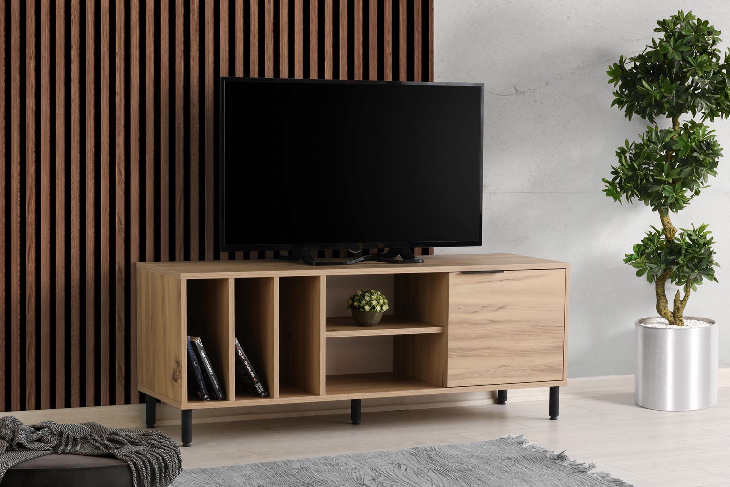 Verleihen Sie Ihrem Wohnraum mit dem Bodegas Sideboard aus Eiche von Hanah Home einen modernen Akzent. Funktionalität und Eleganz vereint!