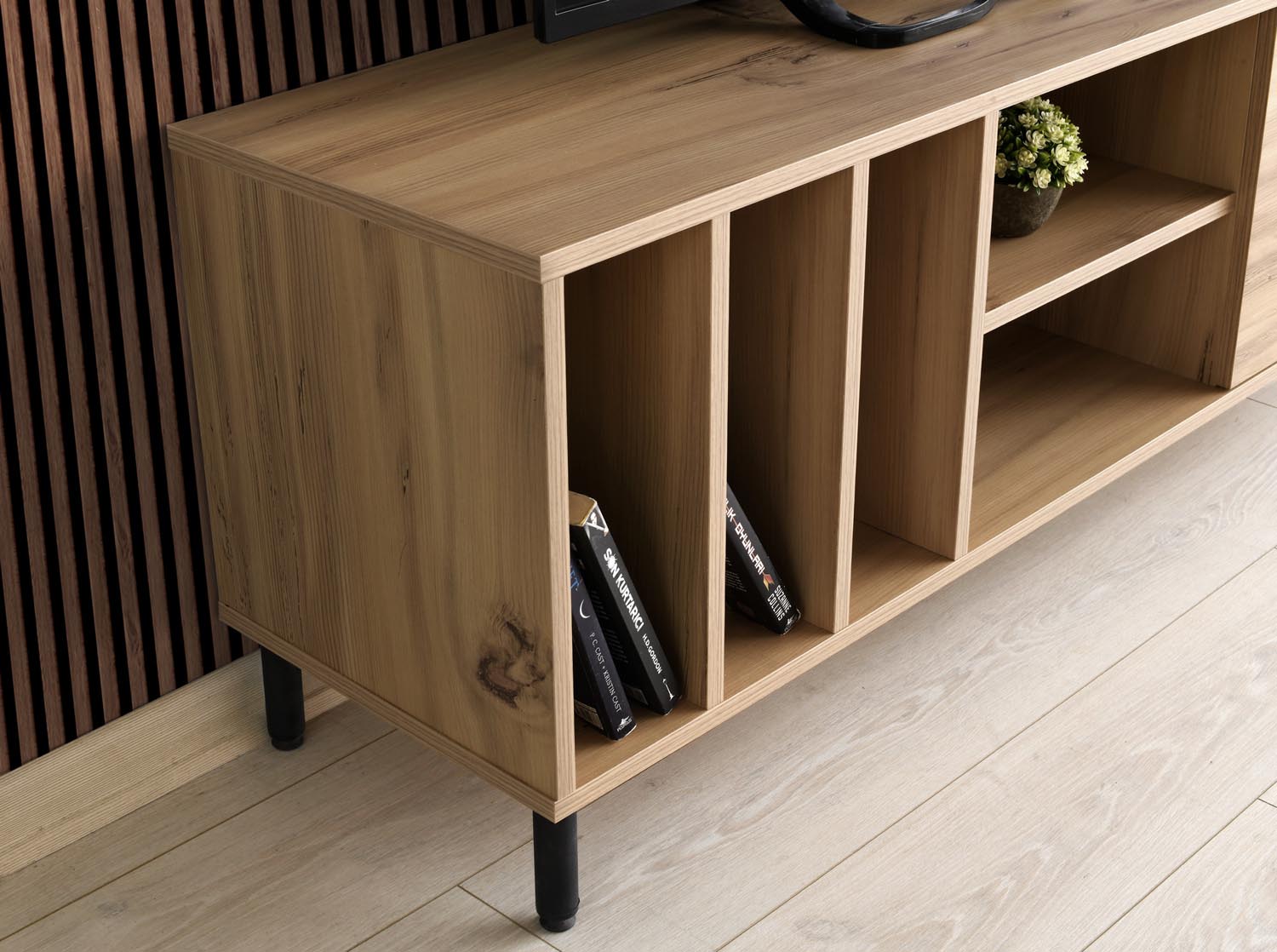 Entdecken Sie das Bodegas Sideboard von Hanah Home: Eiche, stilvolles Design und großzügiger Stauraum für Ihr Zuhause.