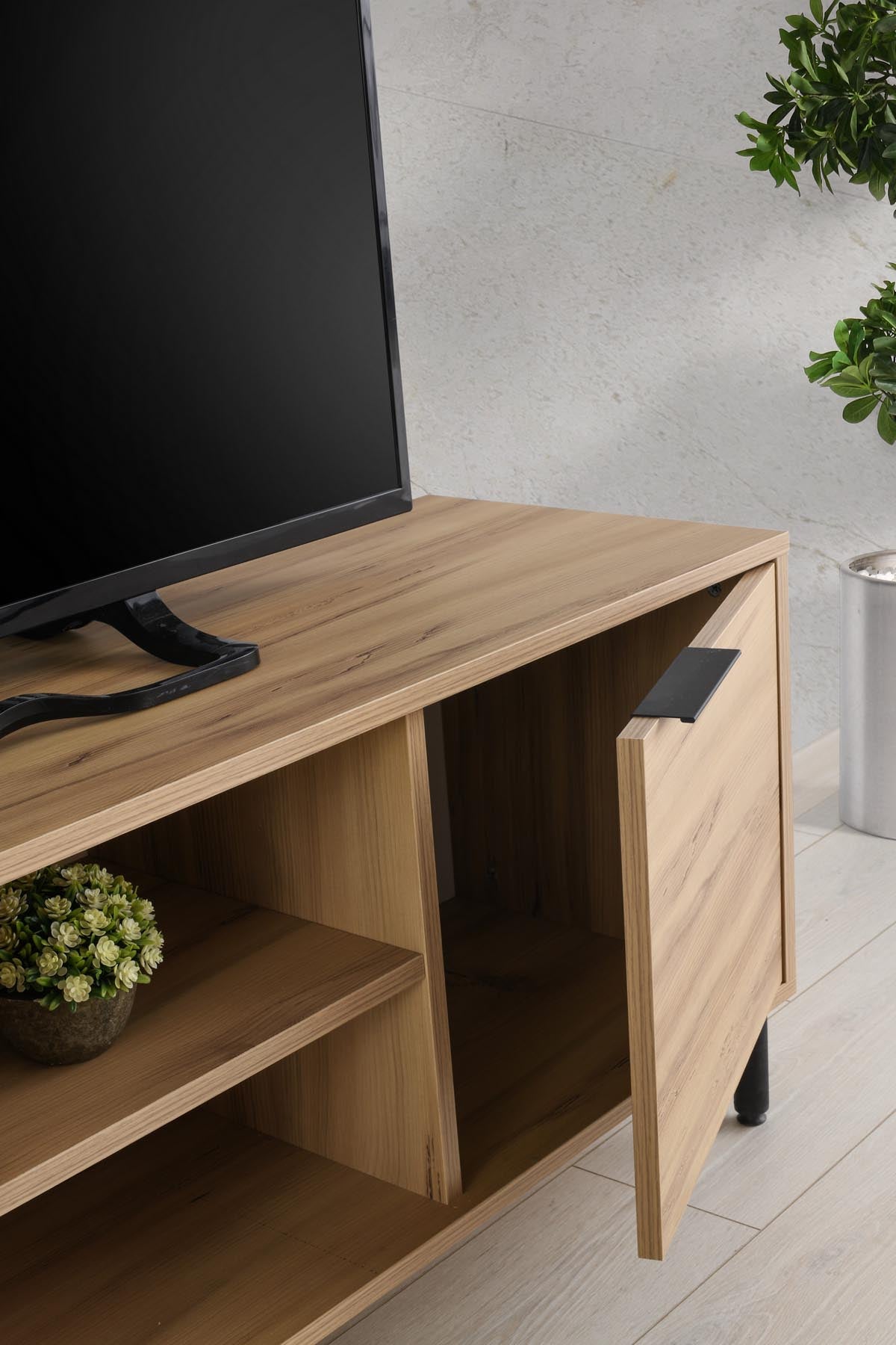 Verleihen Sie Ihrem Wohnraum mit dem Bodegas Sideboard von Hanah Home in Eiche einen modernen Akzent. Stilvolles Design trifft auf praktischen Stauraum.