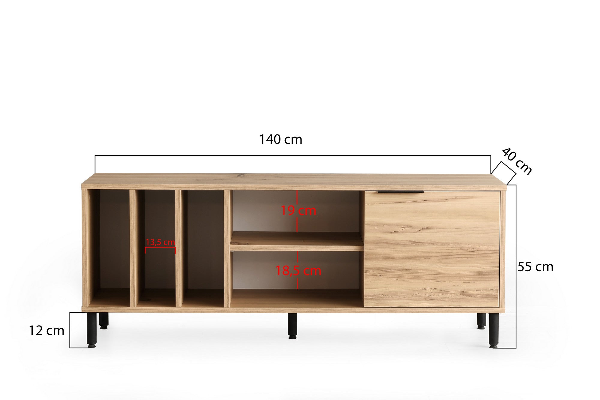 Erleben Sie das Bodegas Sideboard von Hanah Home in Eiche – stilvolles Design trifft auf praktischen Stauraum für Ihr modernes Zuhause.