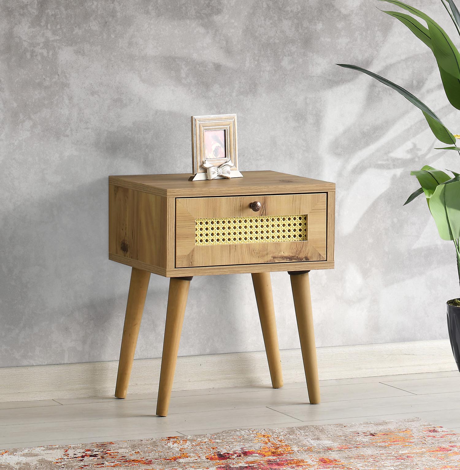 Euromos in Eiche präsentiert im Onlineshop von KAQTU Design AG. Nachttisch ist von Hanah Home