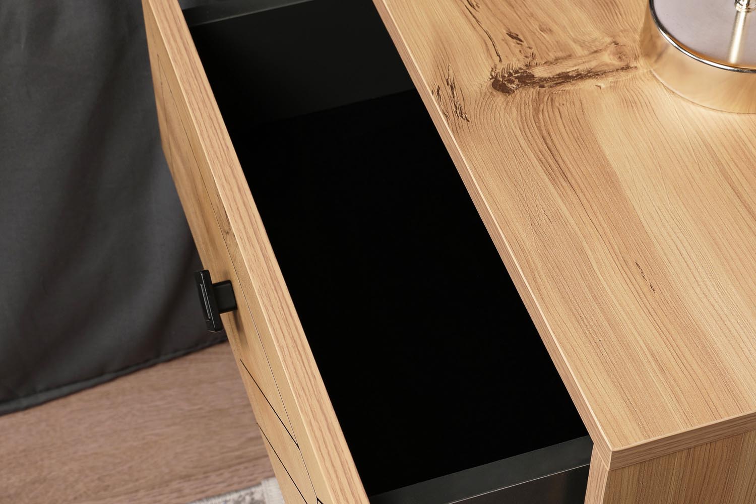 Luna - Pine in Kiefer präsentiert im Onlineshop von KAQTU Design AG. Nachttisch ist von Hanah Home