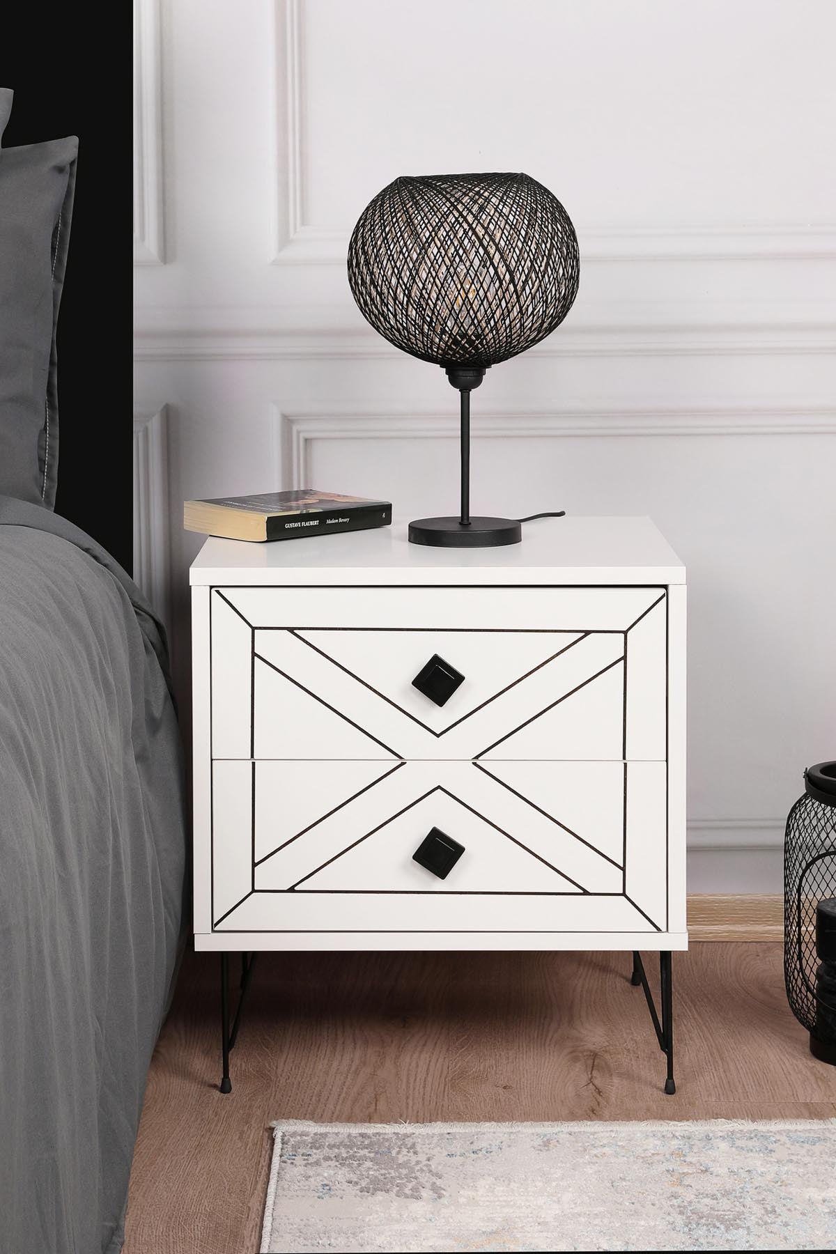Luna - White in Weiss präsentiert im Onlineshop von KAQTU Design AG. Nachttisch ist von Hanah Home