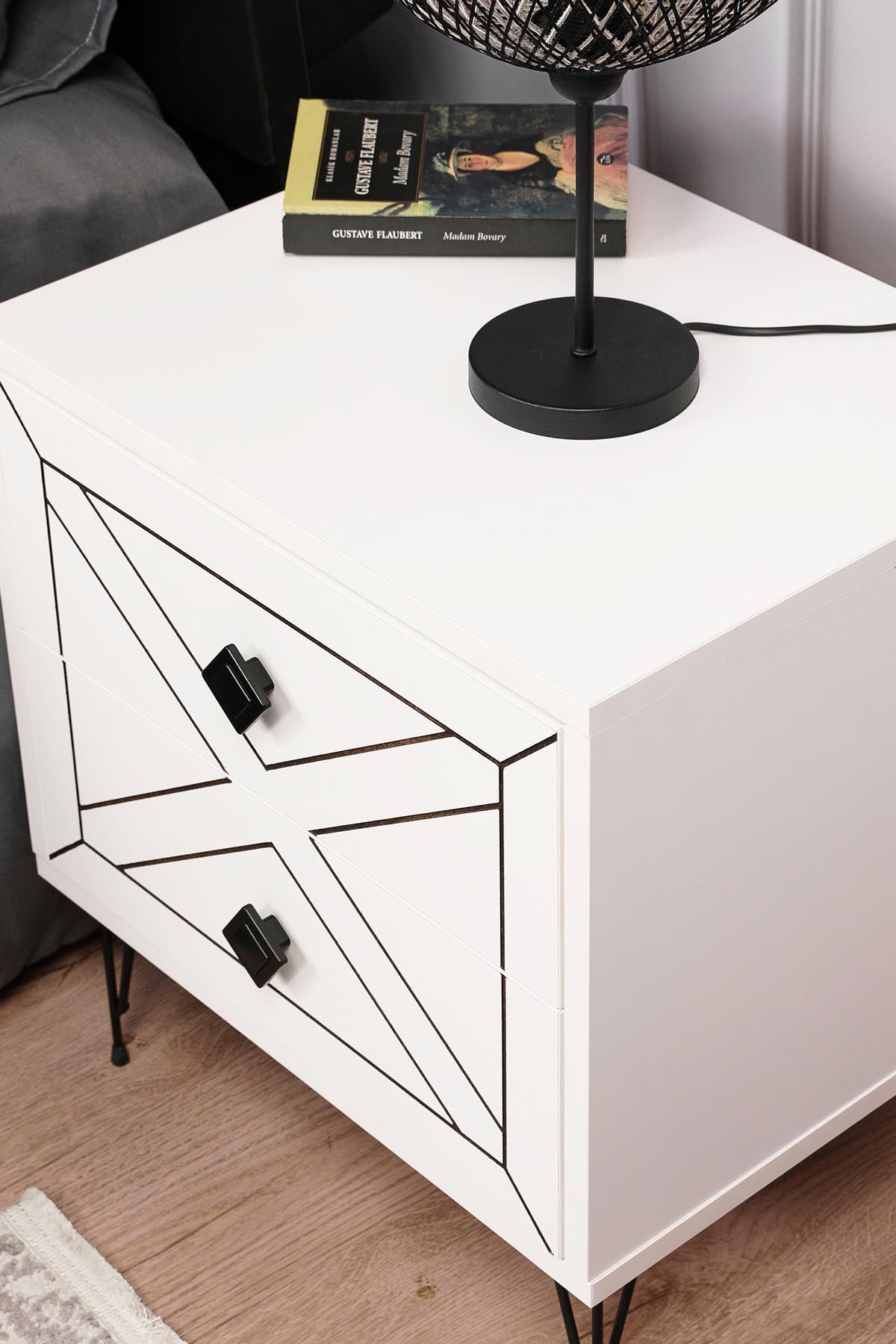 Luna - White in Weiss präsentiert im Onlineshop von KAQTU Design AG. Nachttisch ist von Hanah Home
