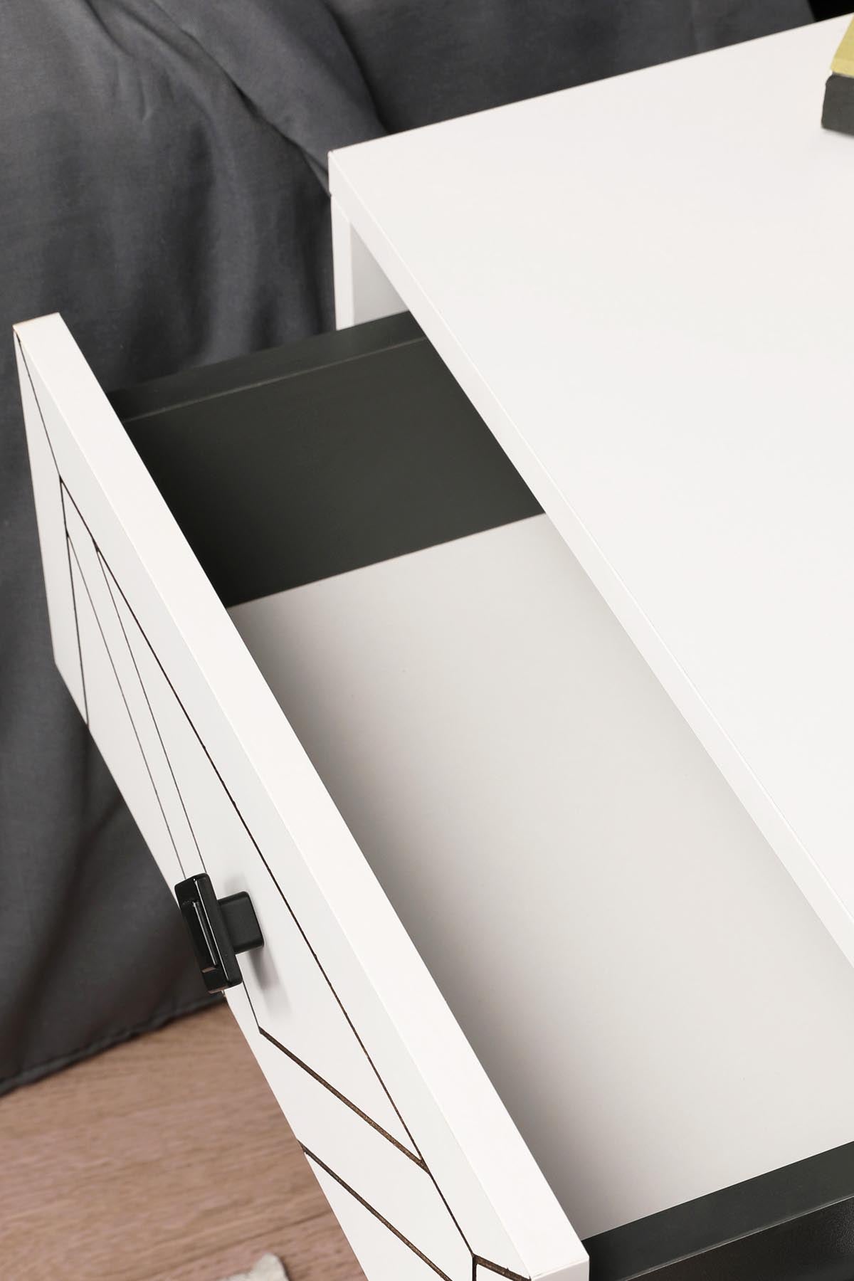 Luna - White in Weiss präsentiert im Onlineshop von KAQTU Design AG. Nachttisch ist von Hanah Home