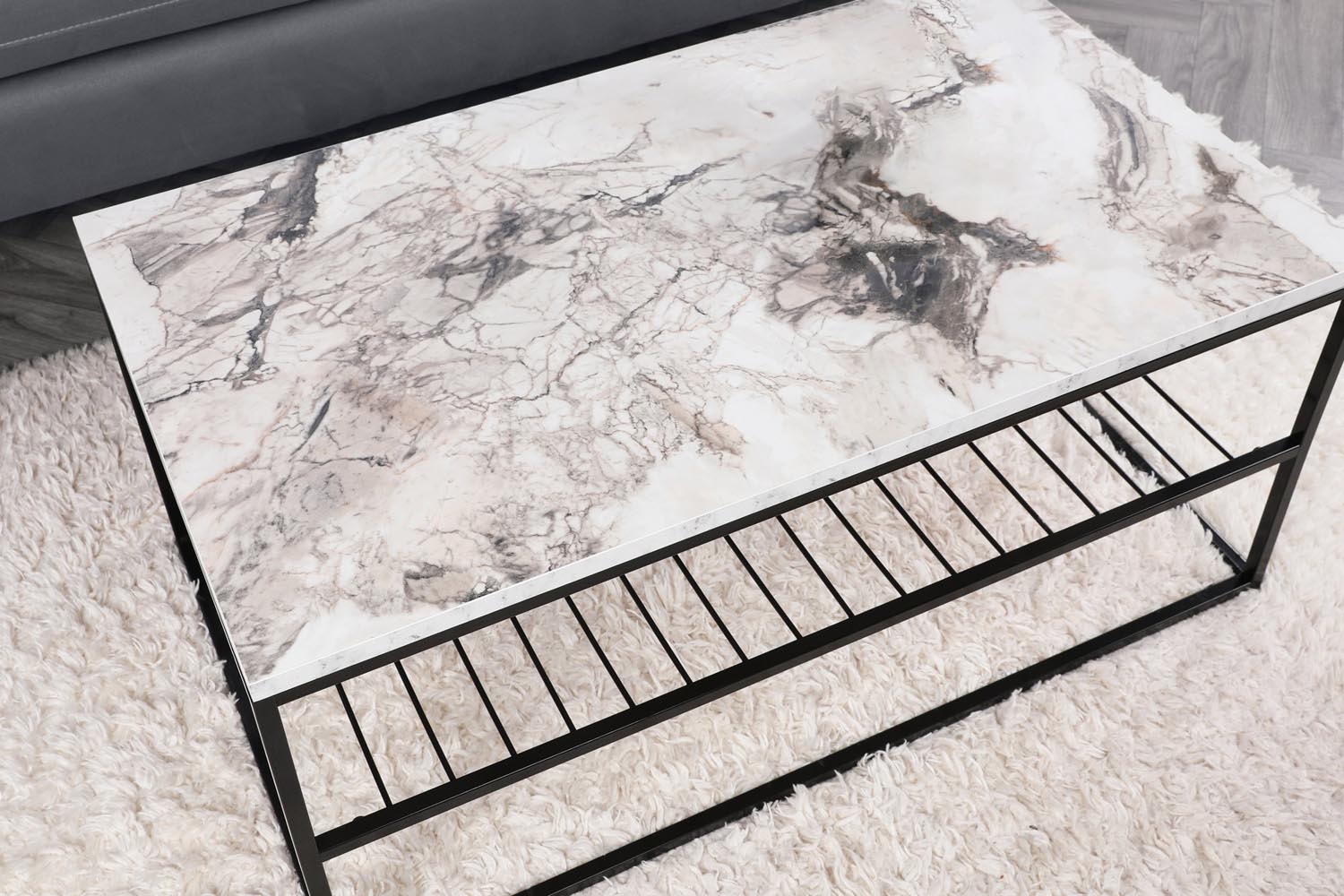 Asude - White in Weiss Schwarz präsentiert im Onlineshop von KAQTU Design AG. Beistelltisch ist von Hanah Home
