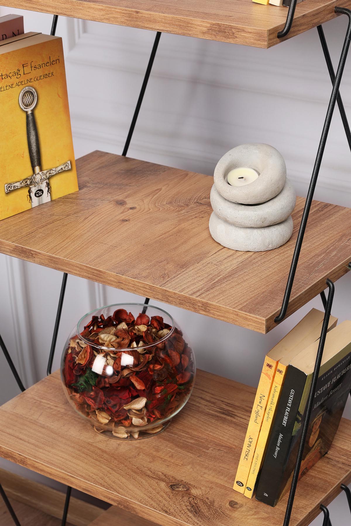 Balaban - Pine in Kiefer präsentiert im Onlineshop von KAQTU Design AG. Bücherregal ist von Hanah Home
