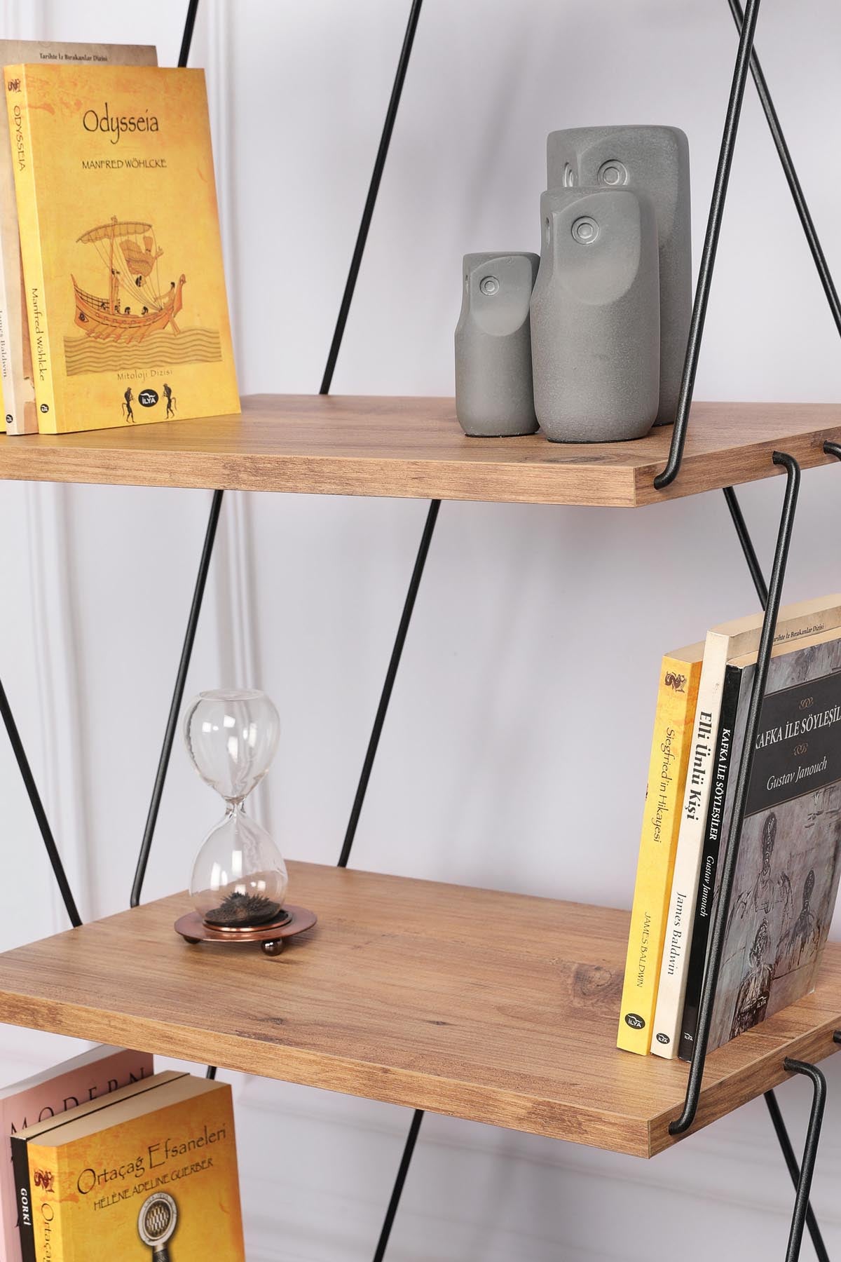 Balaban - Pine in Kiefer präsentiert im Onlineshop von KAQTU Design AG. Bücherregal ist von Hanah Home
