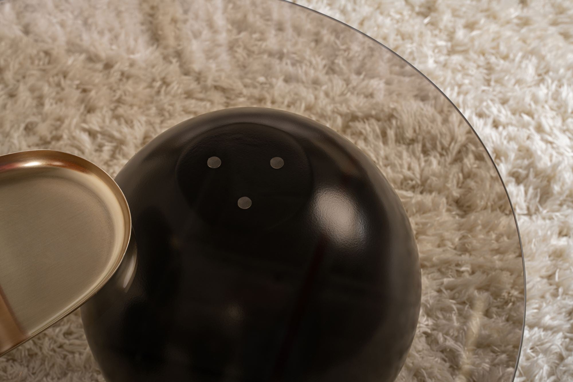 Sphere - Black, Bronze in Schwarz
 Bronze präsentiert im Onlineshop von KAQTU Design AG. Beistelltisch ist von Nordure