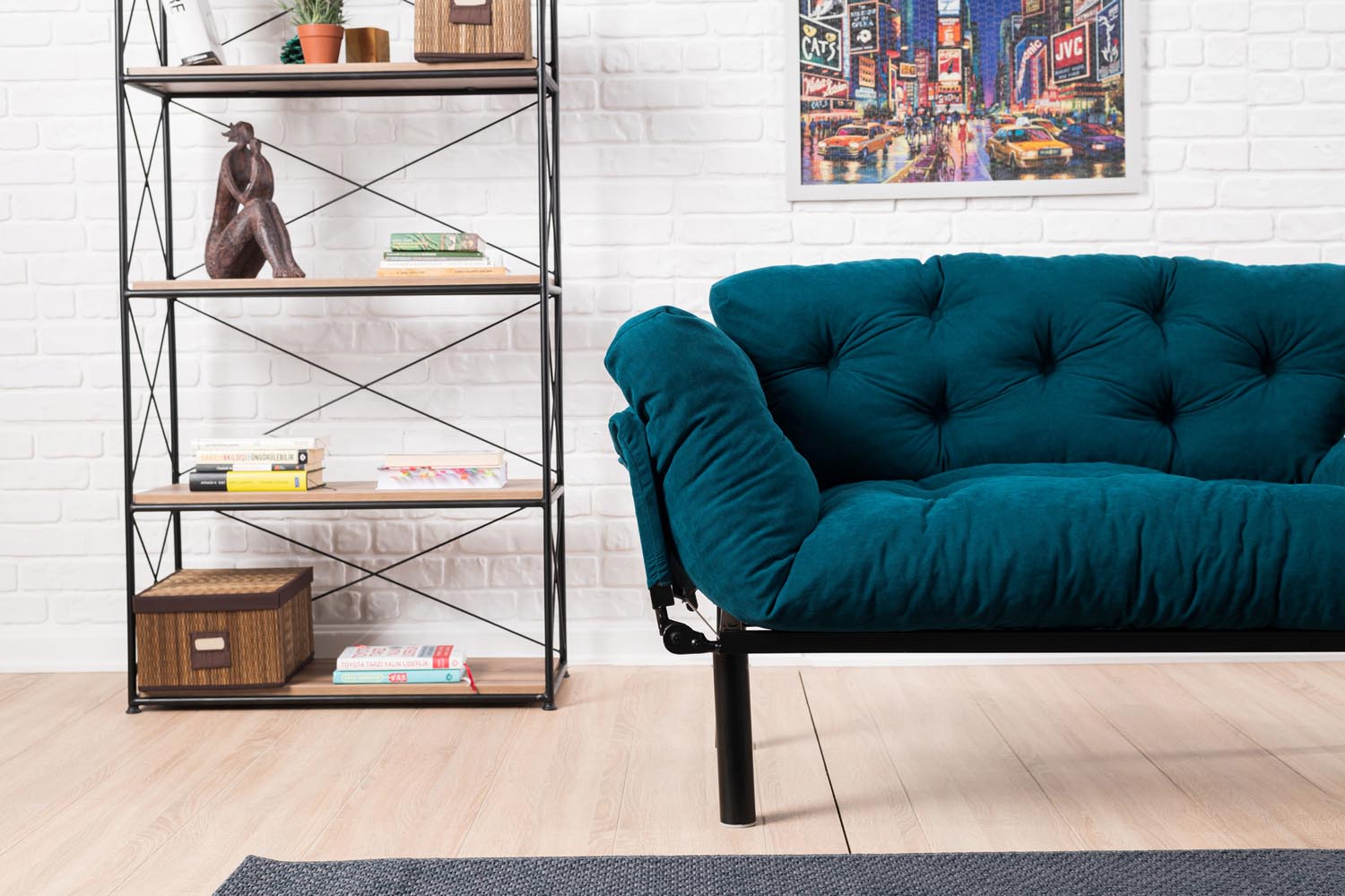 Nitta - Petrol Blue in Petrol Blau präsentiert im Onlineshop von KAQTU Design AG. Bettsofa ist von Atelier Del Sofa
