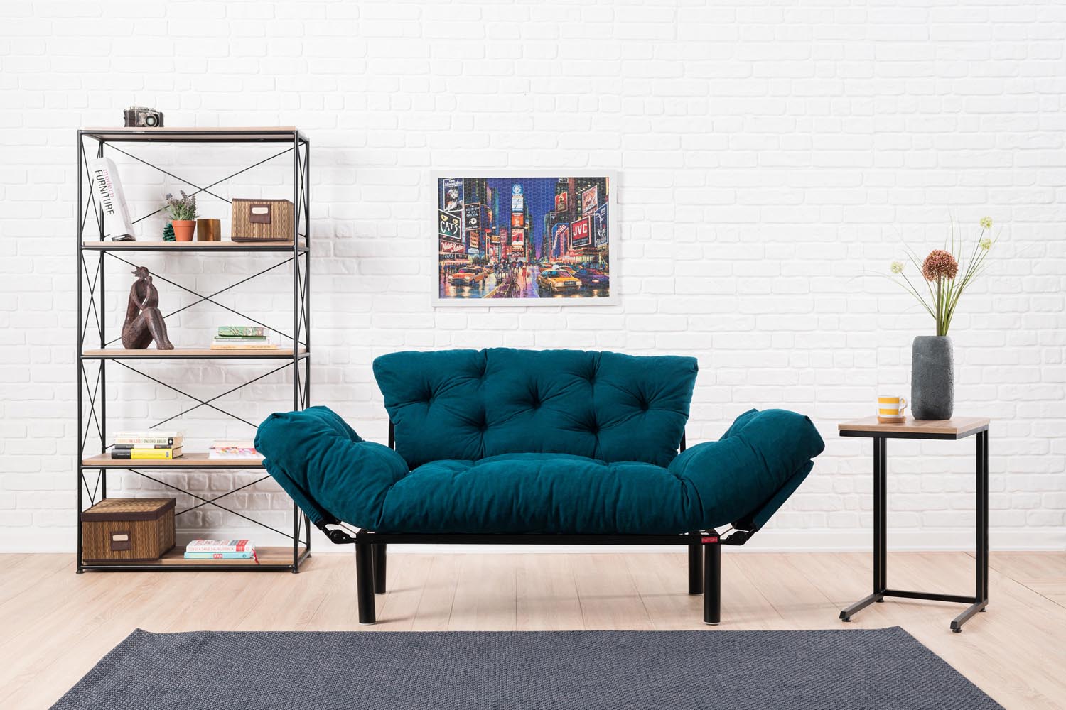 Nitta - Petrol Blue in Petrol Blau präsentiert im Onlineshop von KAQTU Design AG. Bettsofa ist von Atelier Del Sofa