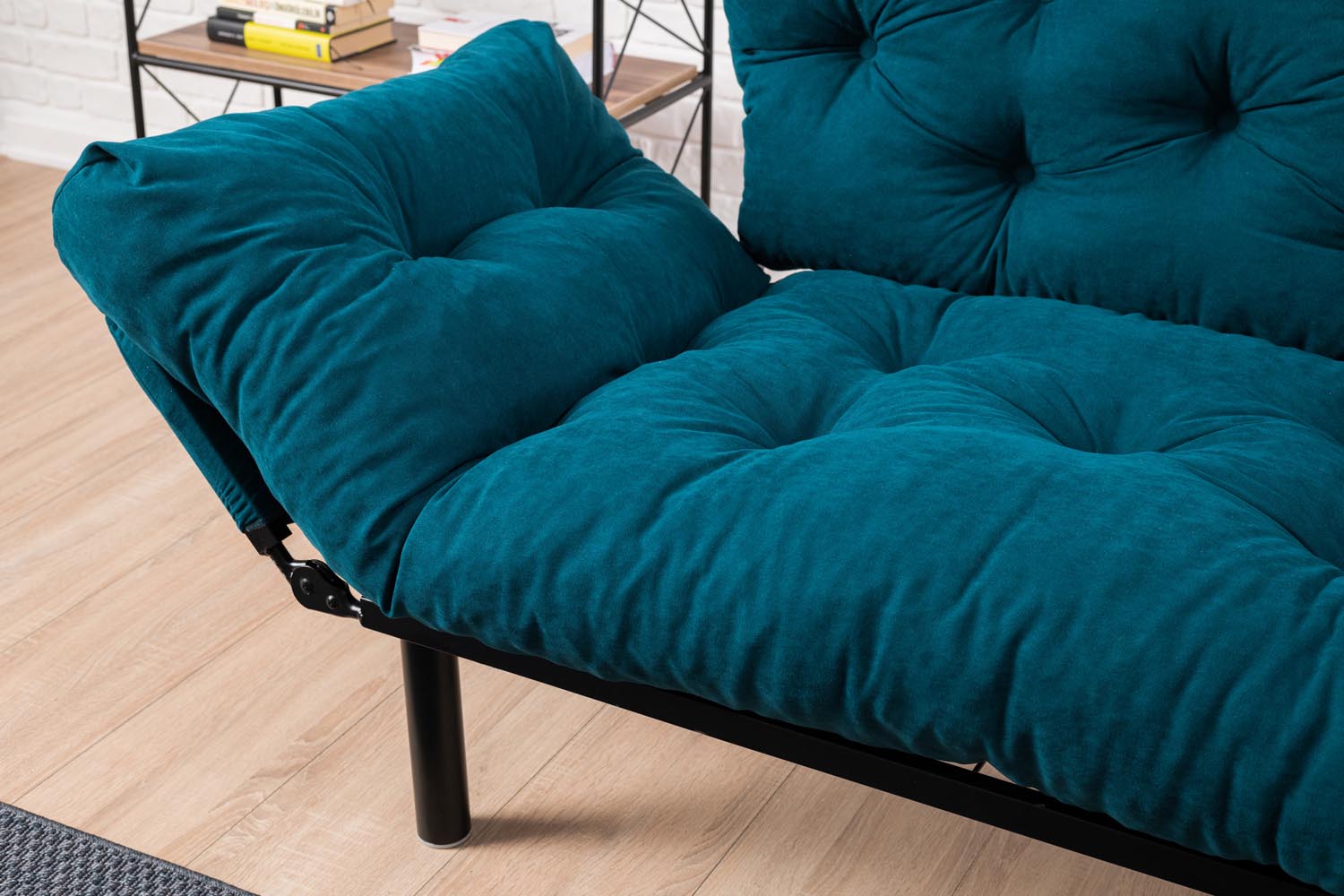 Nitta - Petrol Blue in Petrol Blau präsentiert im Onlineshop von KAQTU Design AG. Bettsofa ist von Atelier Del Sofa