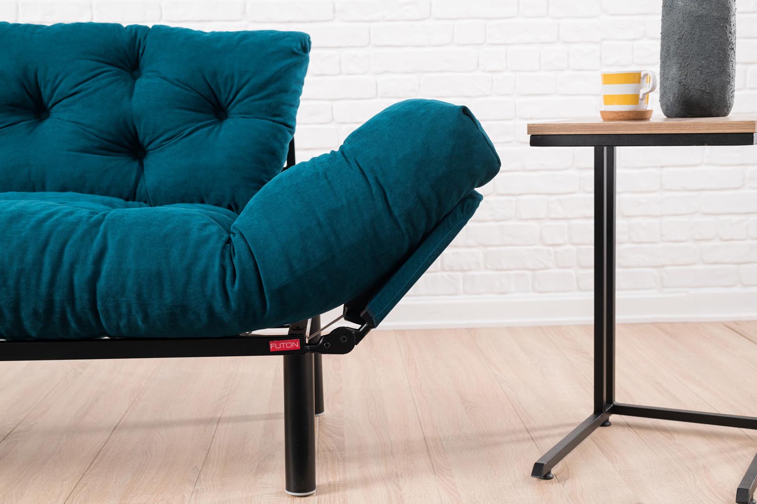 Nitta - Petrol Blue in Petrol Blau präsentiert im Onlineshop von KAQTU Design AG. Bettsofa ist von Atelier Del Sofa