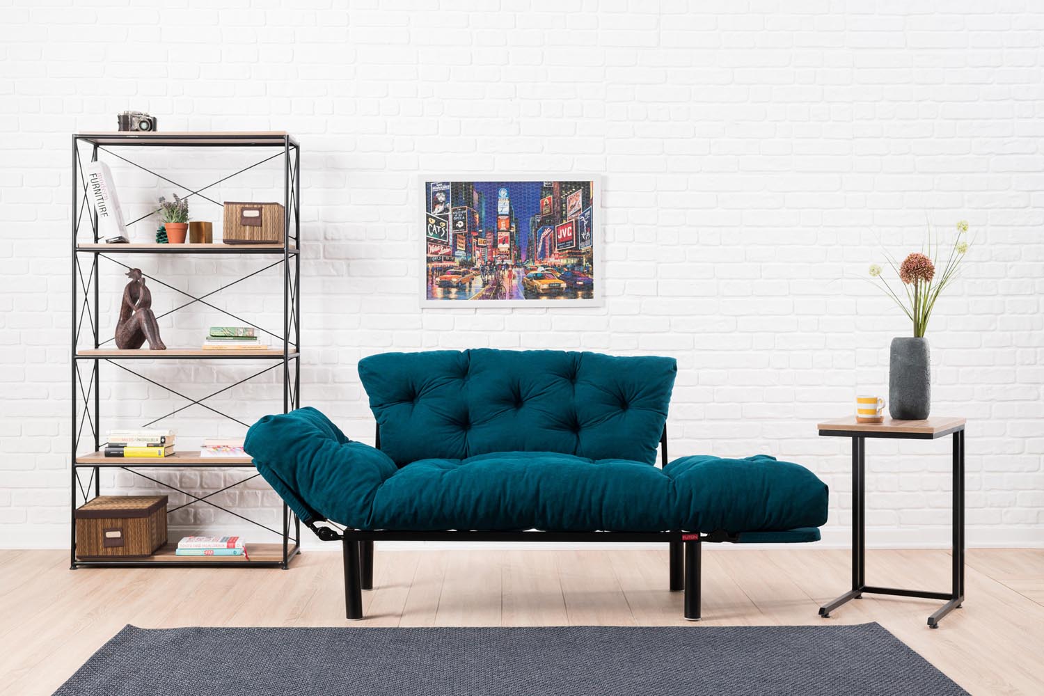 Nitta - Petrol Blue in Petrol Blau präsentiert im Onlineshop von KAQTU Design AG. Bettsofa ist von Atelier Del Sofa