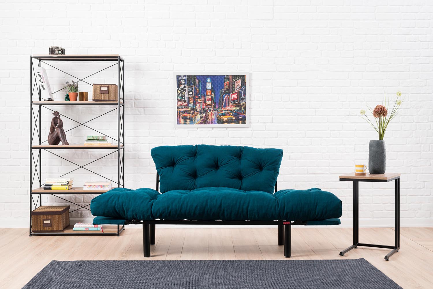 Nitta - Petrol Blue in Petrol Blau präsentiert im Onlineshop von KAQTU Design AG. Bettsofa ist von Atelier Del Sofa