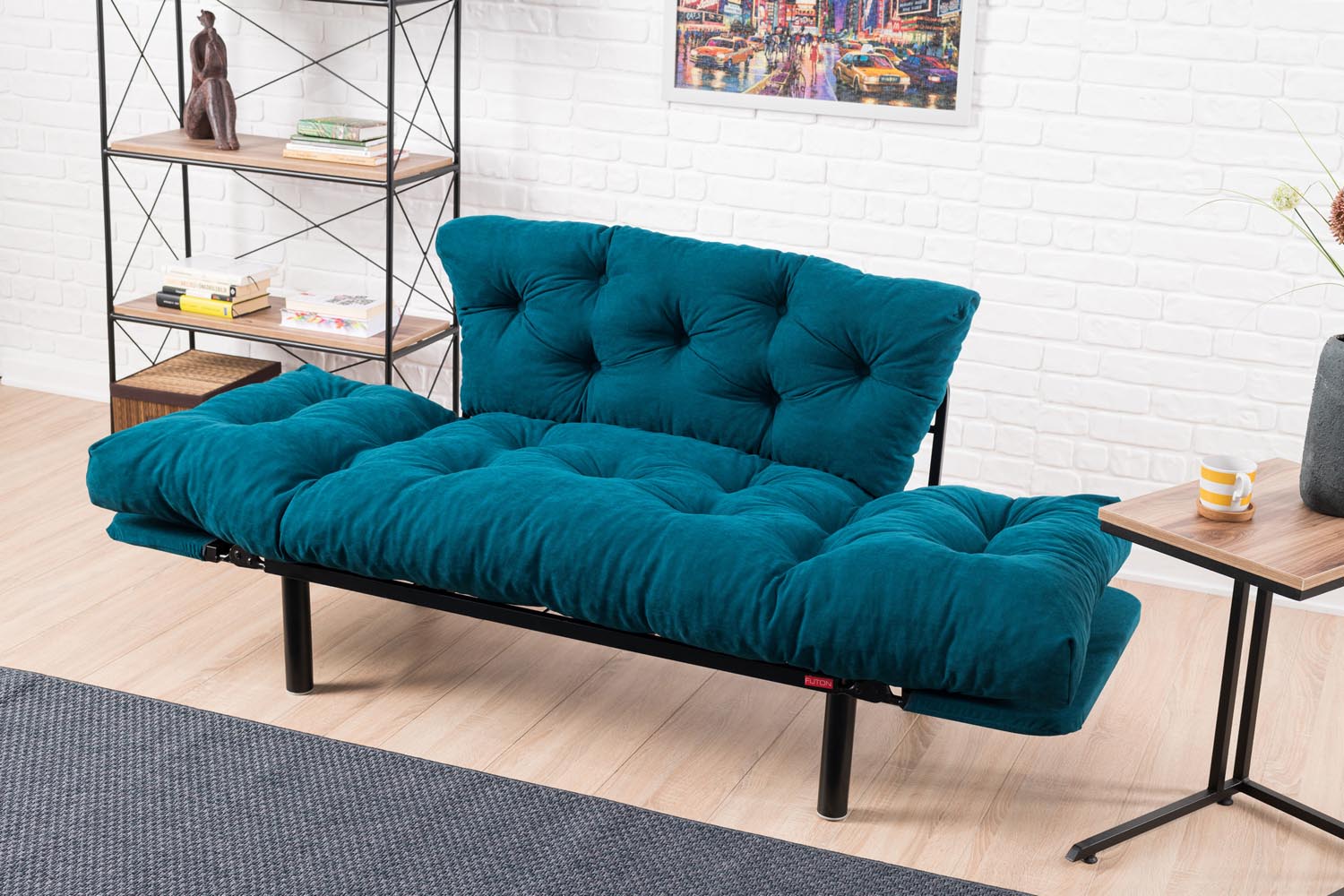 Nitta - Petrol Blue in Petrol Blau präsentiert im Onlineshop von KAQTU Design AG. Bettsofa ist von Atelier Del Sofa