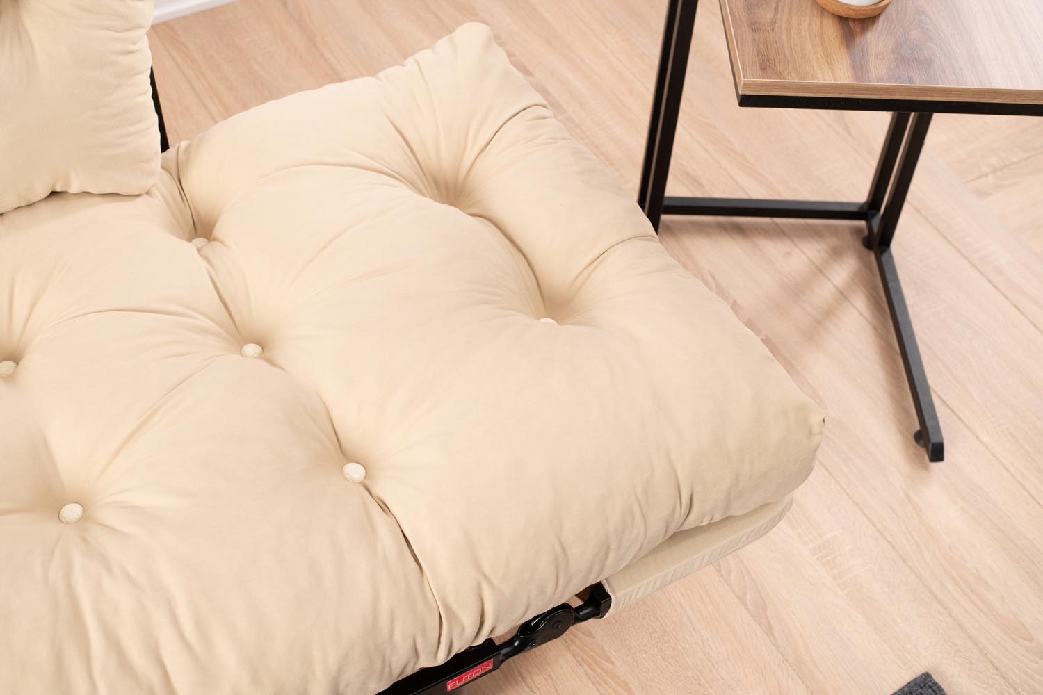 Nitta - Cream in Sahne präsentiert im Onlineshop von KAQTU Design AG. Bettsofa ist von Atelier Del Sofa