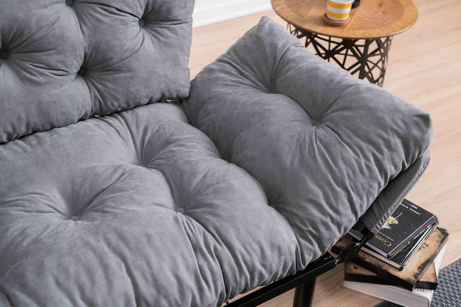 Nitta - Grey in Grau präsentiert im Onlineshop von KAQTU Design AG. Bettsofa ist von Atelier Del Sofa