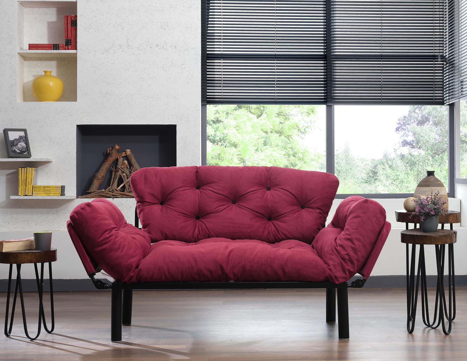 Nitta - Maroon in Maroons präsentiert im Onlineshop von KAQTU Design AG. Bettsofa ist von Atelier Del Sofa