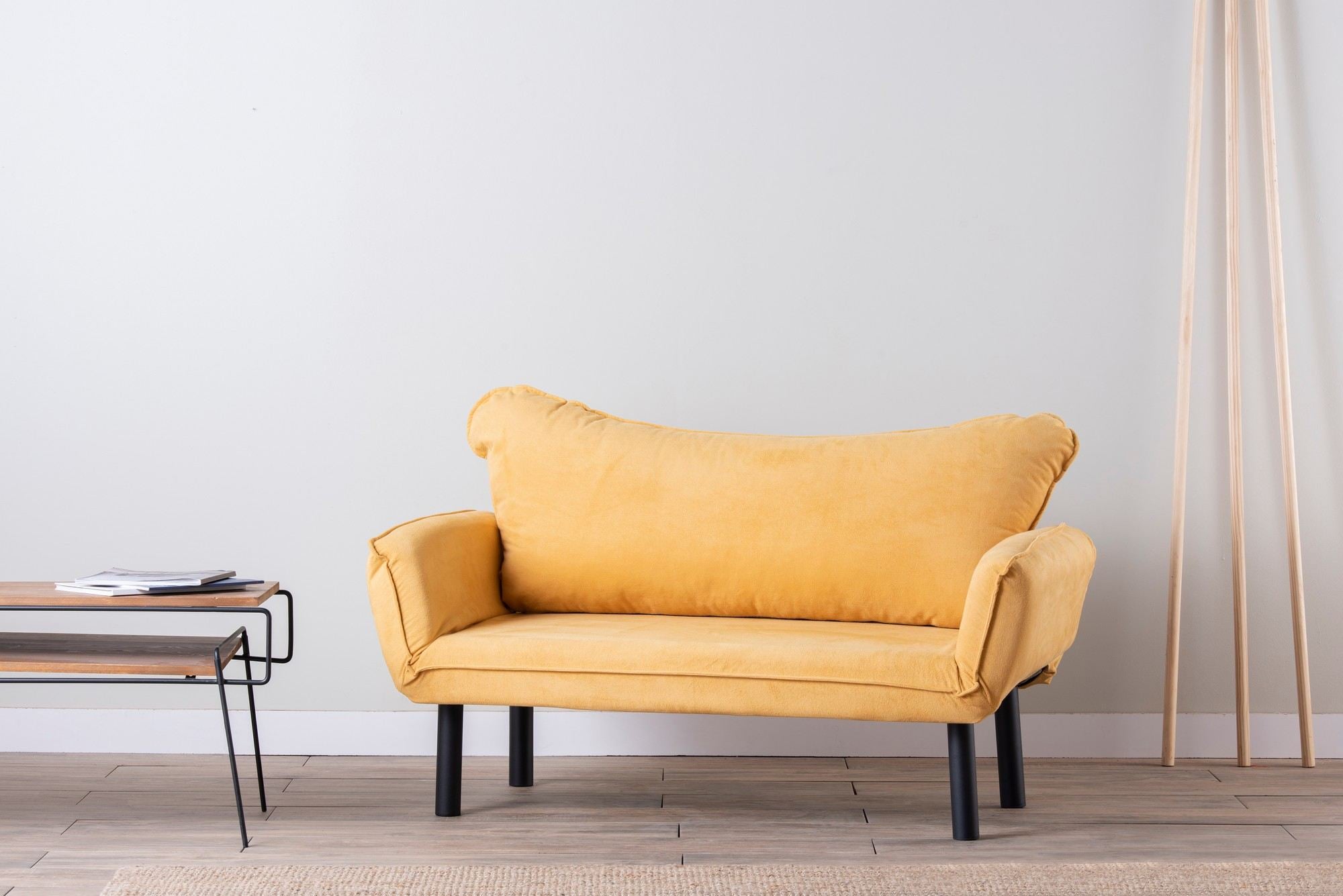 Chatto - Mustard in Senf präsentiert im Onlineshop von KAQTU Design AG. Bettsofa ist von Atelier Del Sofa
