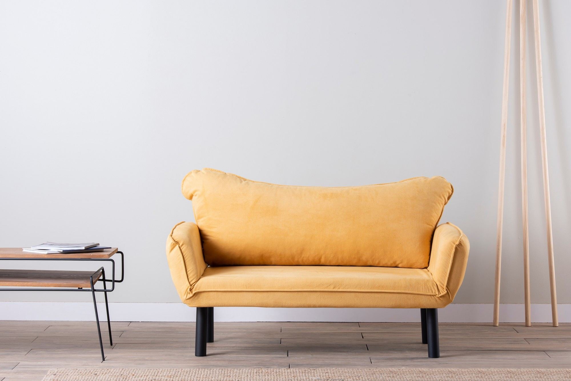 Chatto - Mustard in Senf präsentiert im Onlineshop von KAQTU Design AG. Bettsofa ist von Atelier Del Sofa