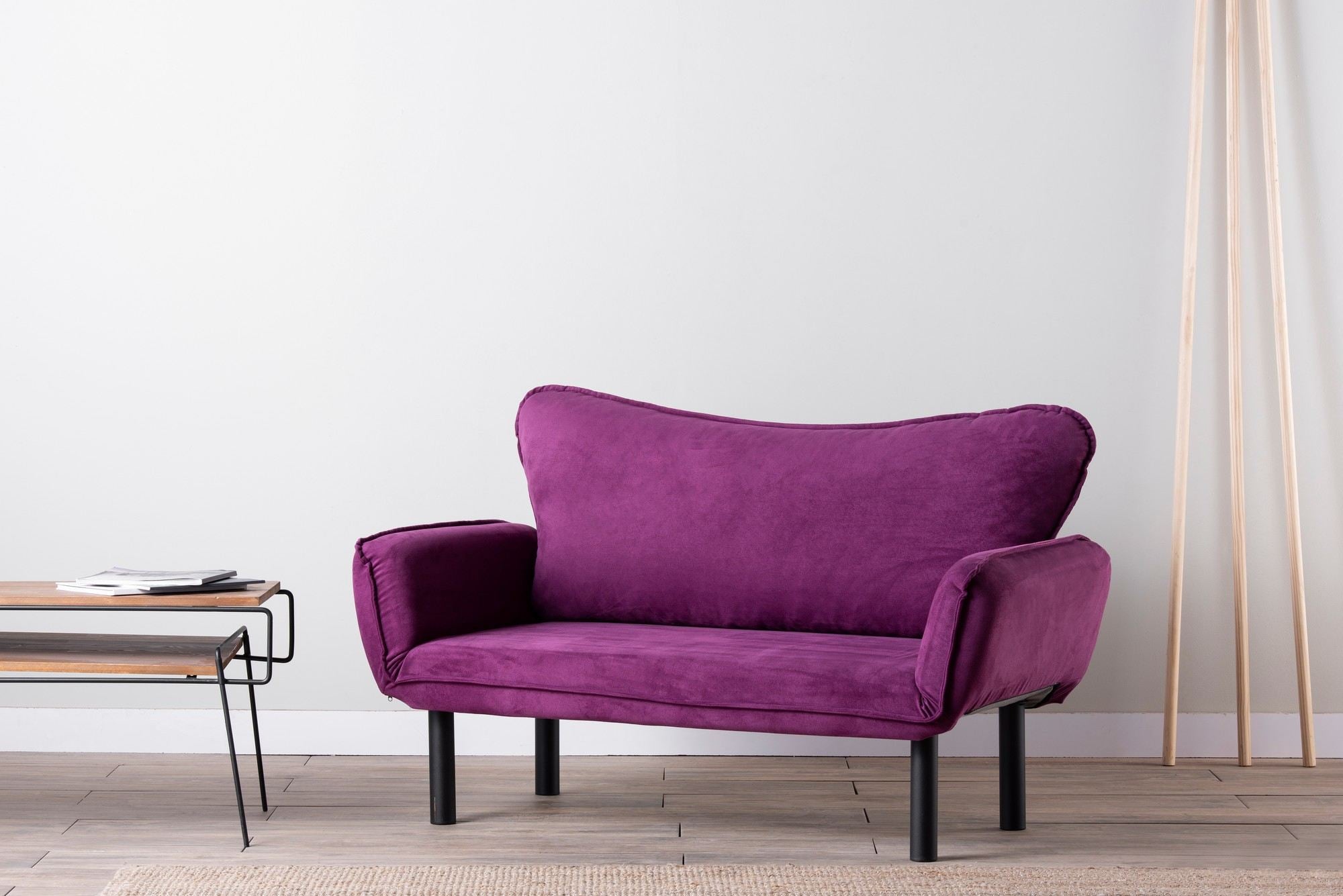 Chatto - Purple in Lila präsentiert im Onlineshop von KAQTU Design AG. Bettsofa ist von Atelier Del Sofa