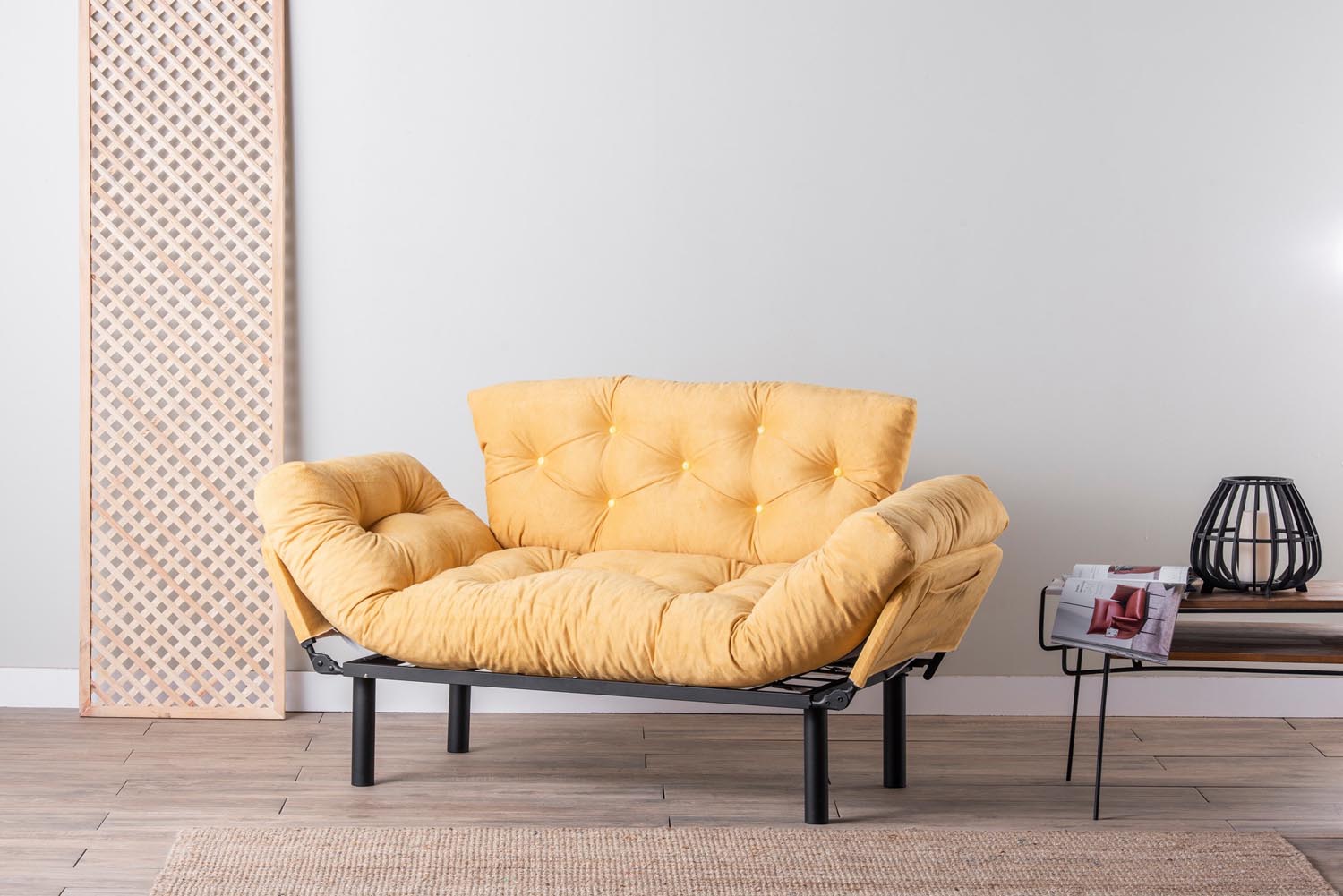 Nitta - Mustard in Senf präsentiert im Onlineshop von KAQTU Design AG. Bettsofa ist von Atelier Del Sofa