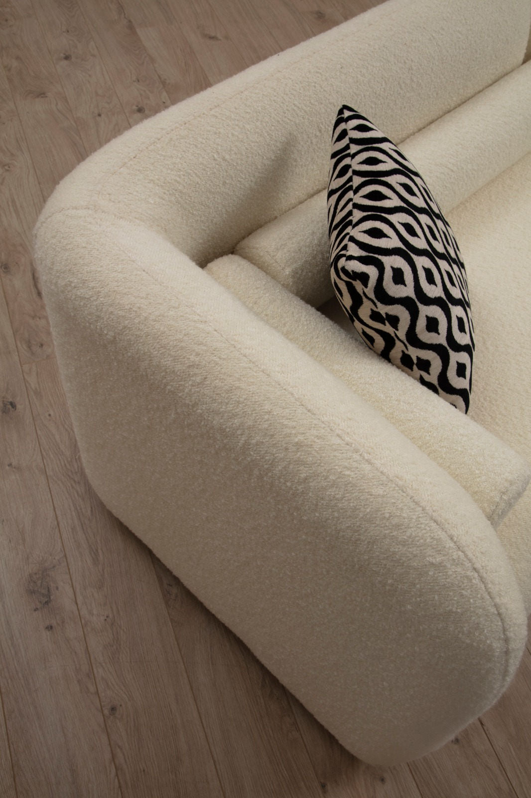 Victoria Cream Bouclette in Sahne präsentiert im Onlineshop von KAQTU Design AG. 3er Sofa ist von Atelier Del Sofa