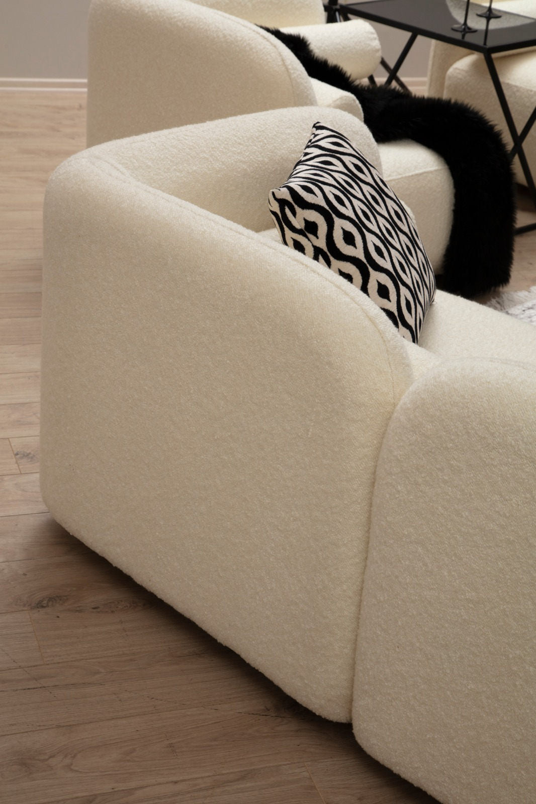 Victoria Cream Bouclette in Sahne präsentiert im Onlineshop von KAQTU Design AG. 3er Sofa ist von Atelier Del Sofa